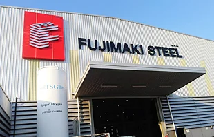 ป้ายโลโก้และป้ายชื่อหน้าโรงงาน FUJIMAKI STEEL นิคมอุตสาหกรรมอมตะนคร